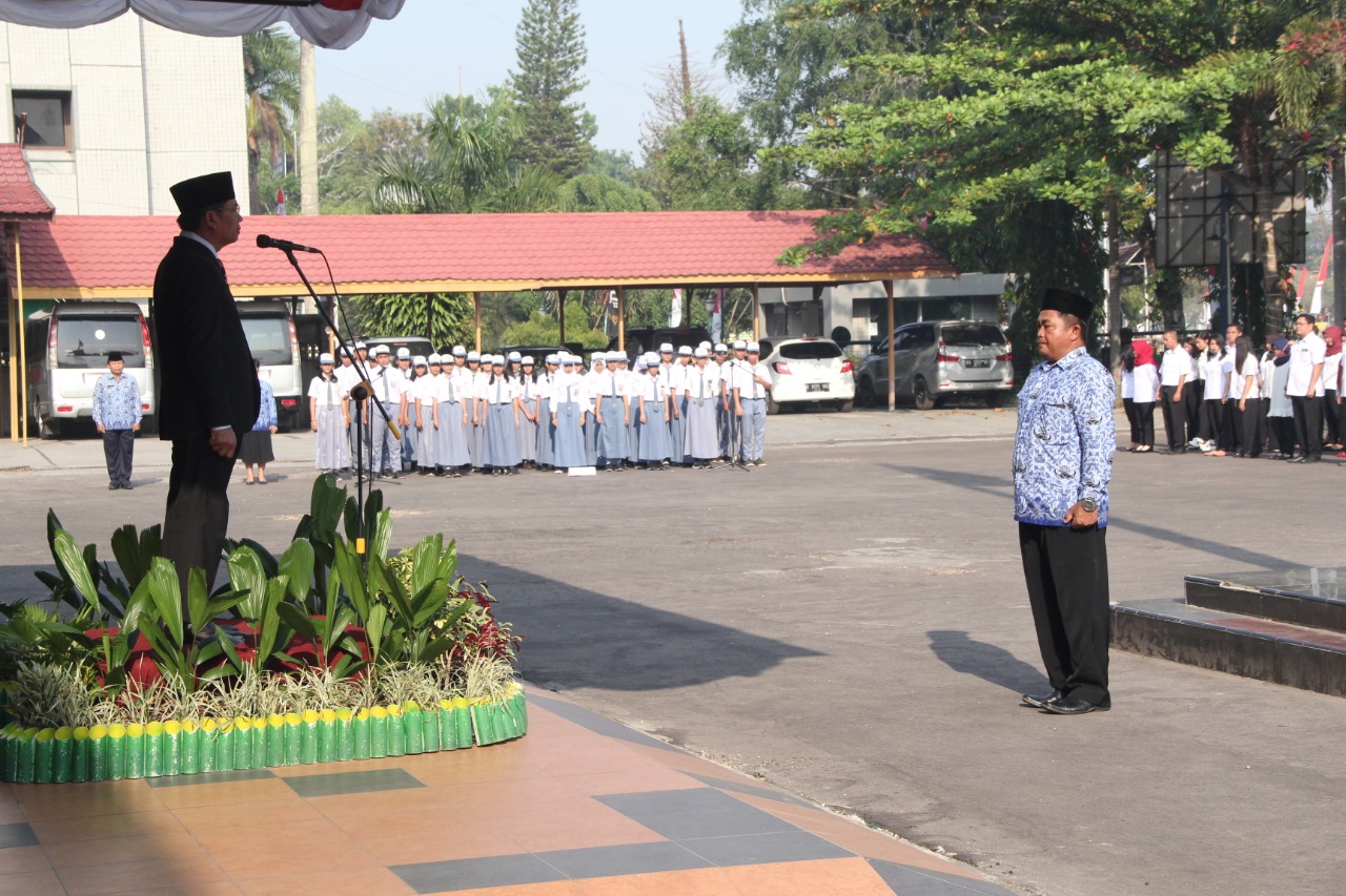 Laporan Upacara oleh Pemimpin Upacara, Bapak Sudermantono, S.Pd, Kasi Evaluasi BTIKP