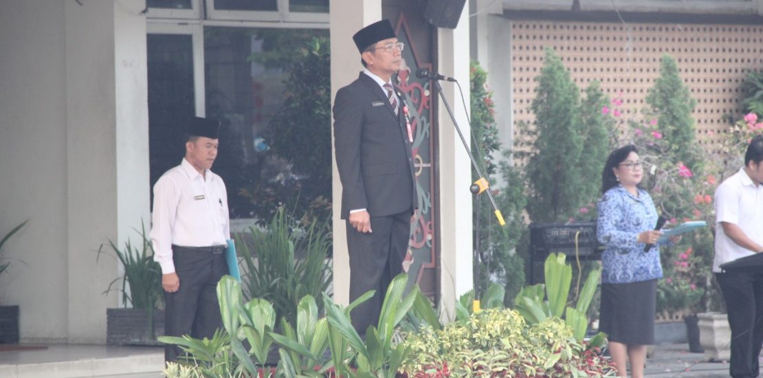 Kepala Dinas Pendidikan Prov. Kalteng Bapak Dr. H. Slamet Winaryo, M.Si sebagai Pembina Upacara