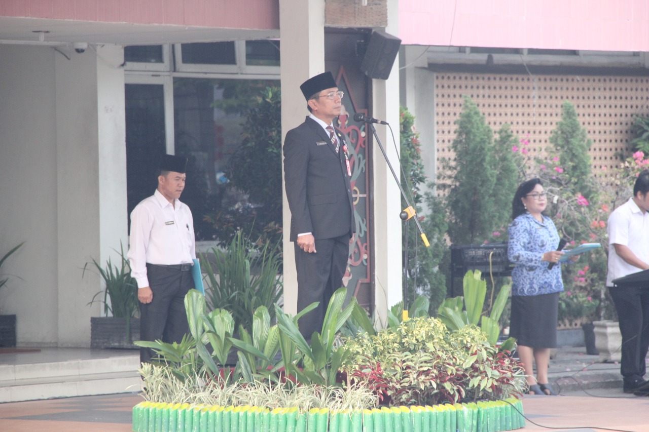 Kepala Dinas Pendidikan Prov. Kalteng Bapak Dr. H. Slamet Winaryo, M.Si sebagai Pembina Upacara