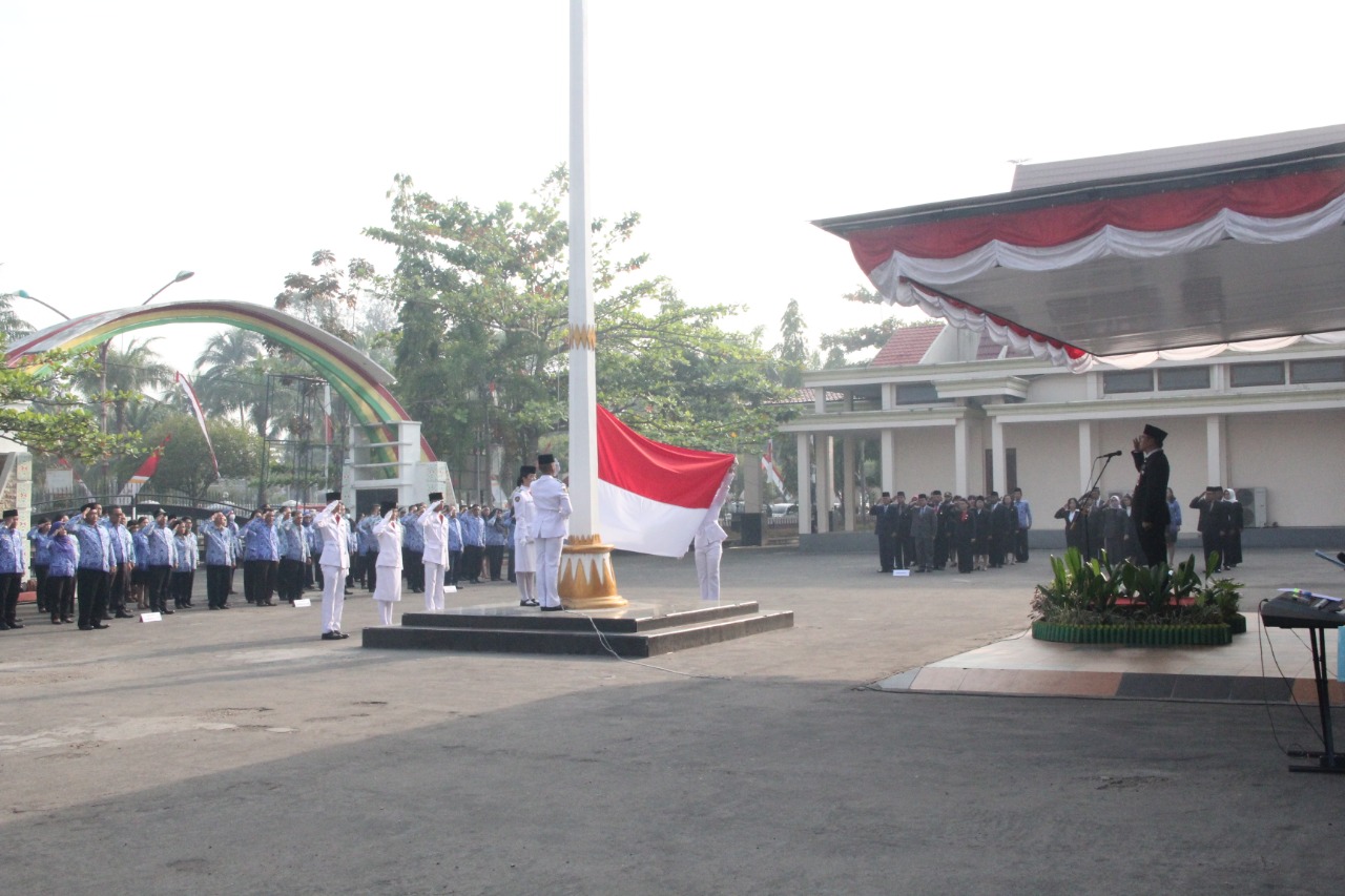 Pengibaran Bendera Merah Putih oleh Pasukan Paskibraka Siswa Siswi SMAN 3 Palangka Raya