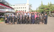 Para Pejabat Es. III dan IV beserta Pengawas berfoto bersama Kepala Dinas Pendidikan Prov. Kalteng